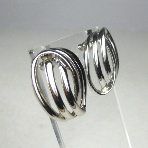 Oval Silver tone Stud Earrings Pierced Women Jewelry Interlocking Fashion 1 in - Picture 4 of 5